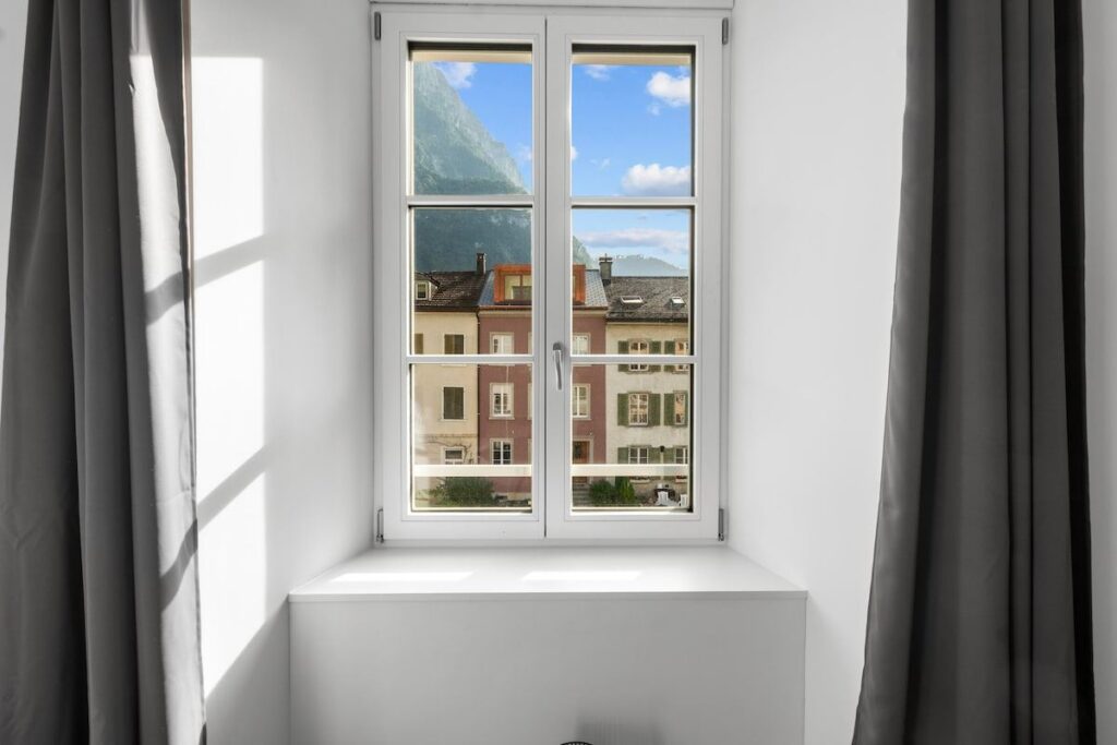 Fenster mit Blick auf die Glarner Alpen und die Altstadt von Glarus